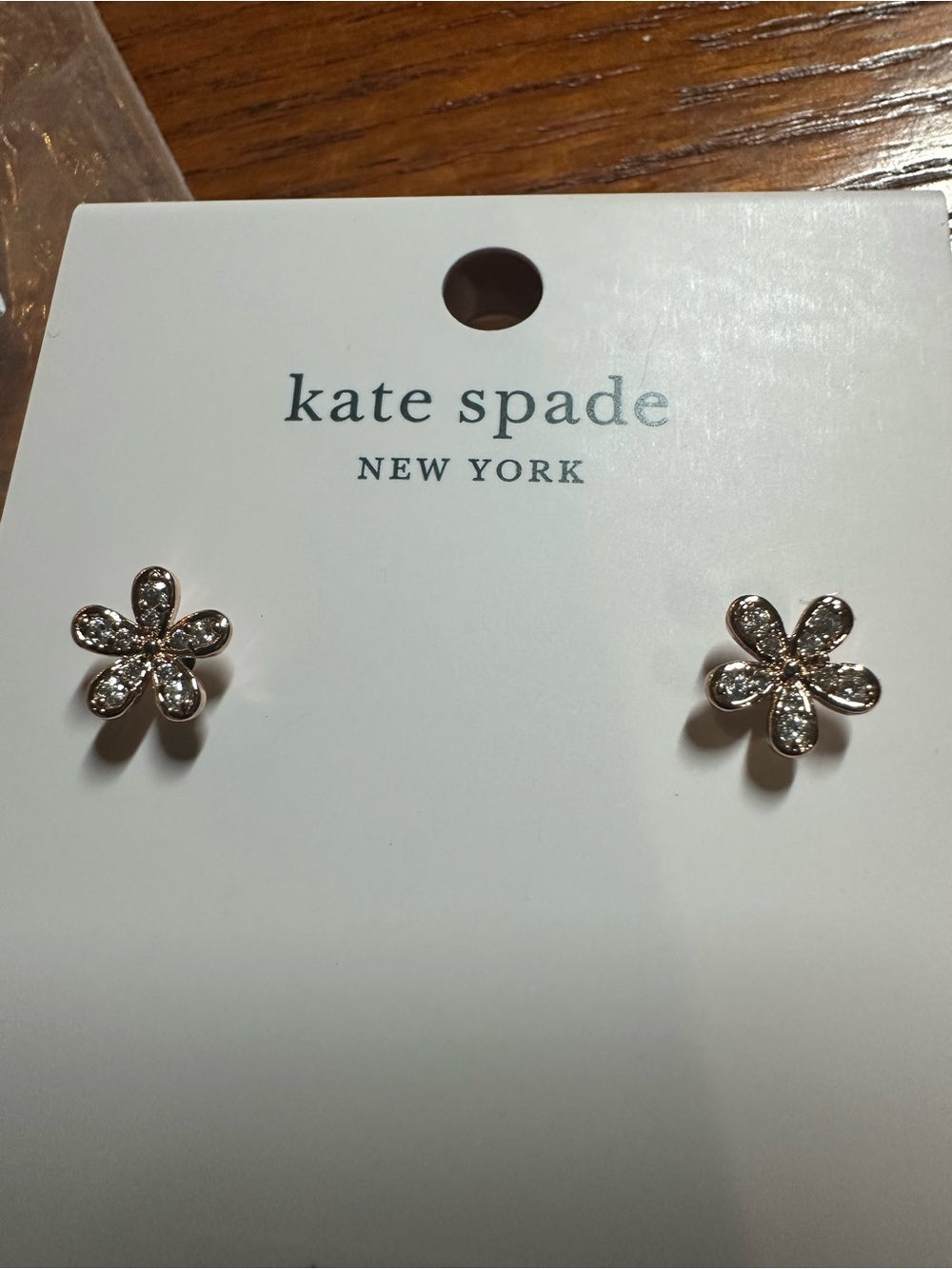 NEW Kate Spade Gleaming Garden
Delicate Flower Stud Earrings Silver Tone
NWT.